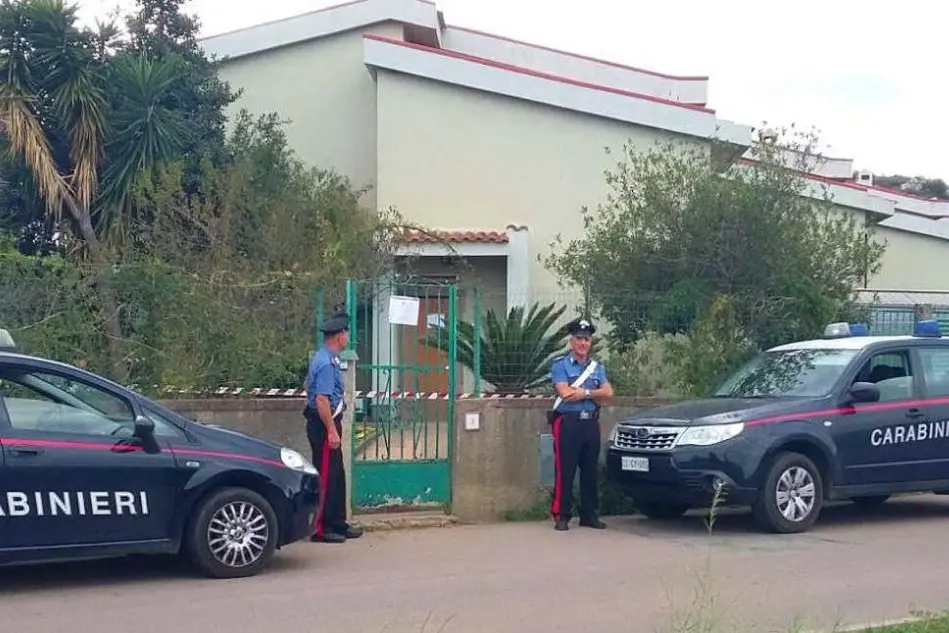 I carabinieri davanti alla casa messa sotto sequestro
