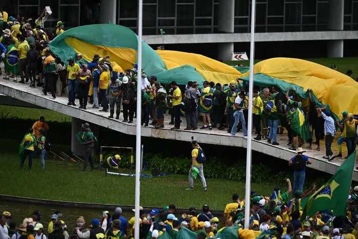 L'assalto dei sostenitori di Bolsonaro (foto Ansa)
