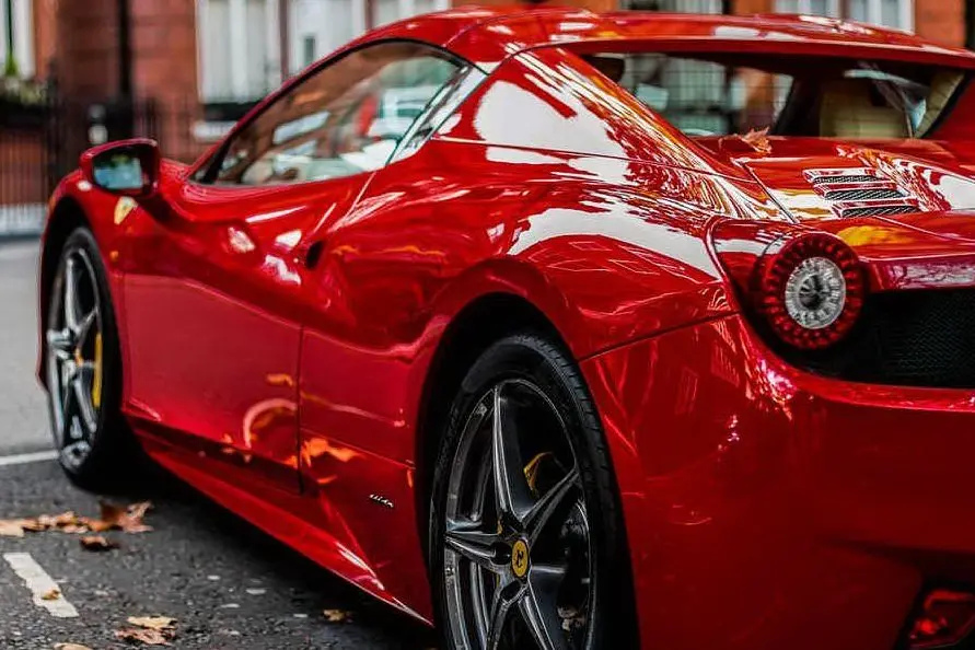 Una Ferrari (foto Pixabay)