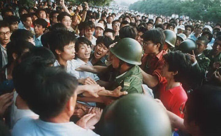 Il leader Deng Xiaoping impone la legge marziale (archivio L'Unione Sarda)