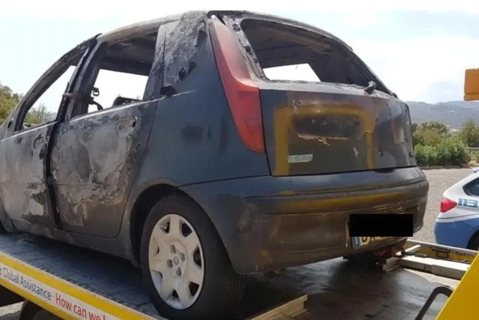 La Punto incendiata