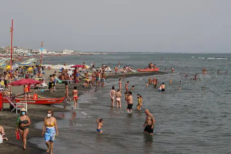 Spiaggia affollata di bagnanti a Ostia, 19 giugno 2021. ANSA/EMANUELE VALERI