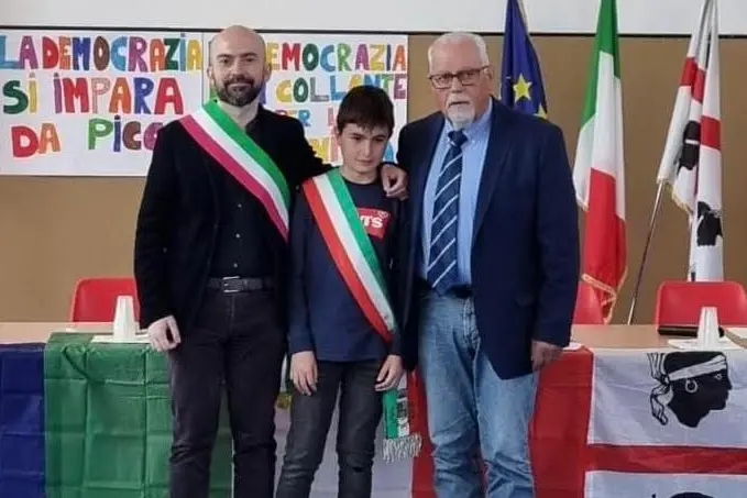 Il sindaco di Zeddiani Claudio Pinna assieme al baby sindaco Fabio Olias e a Mario Di Rubbo (foto concessa)