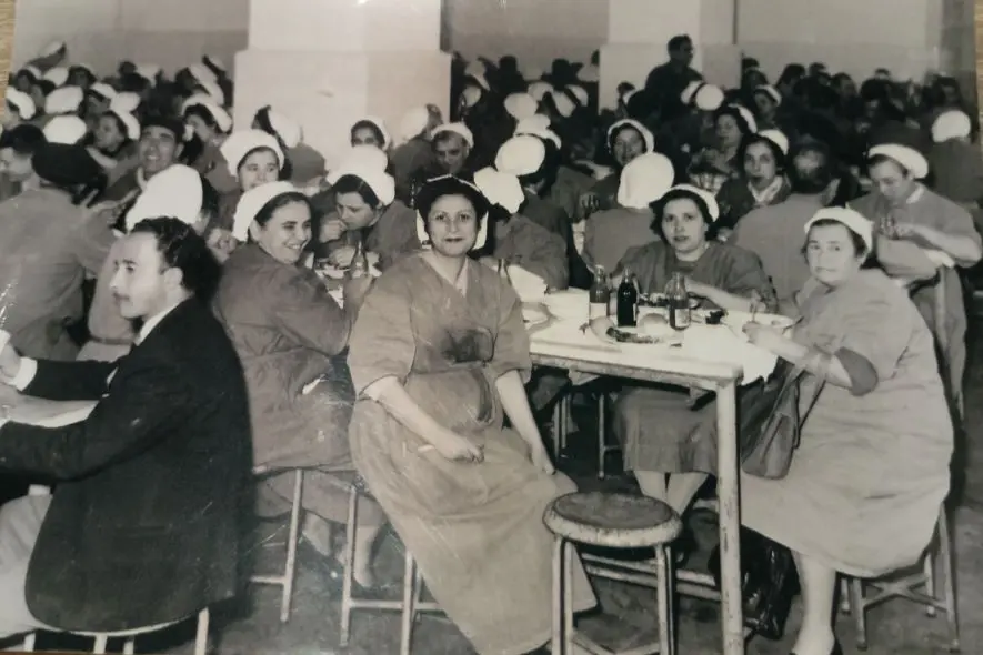 Le sigaraie alla mensa della Manifattura (foto Archivio)