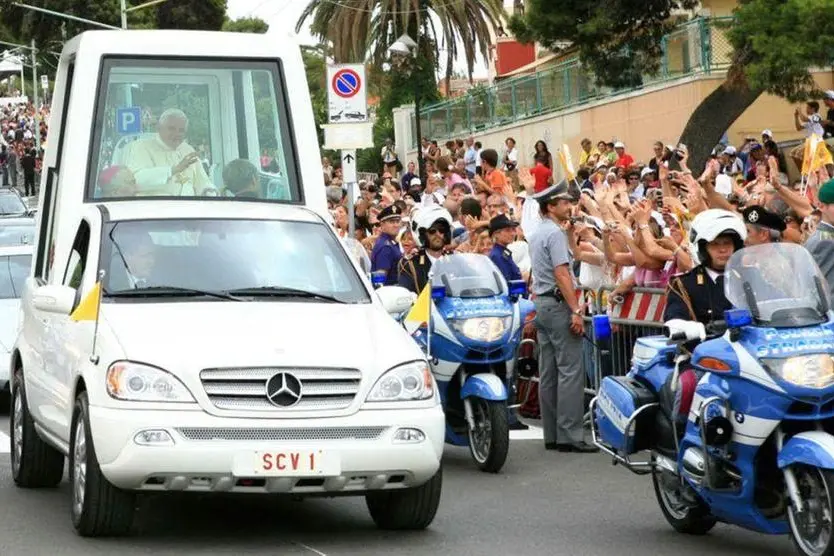 Il tragitto sulla &quot;Papa mobile&quot; verso la Basilica di Bonaria (archivio L'Unione Sarda)