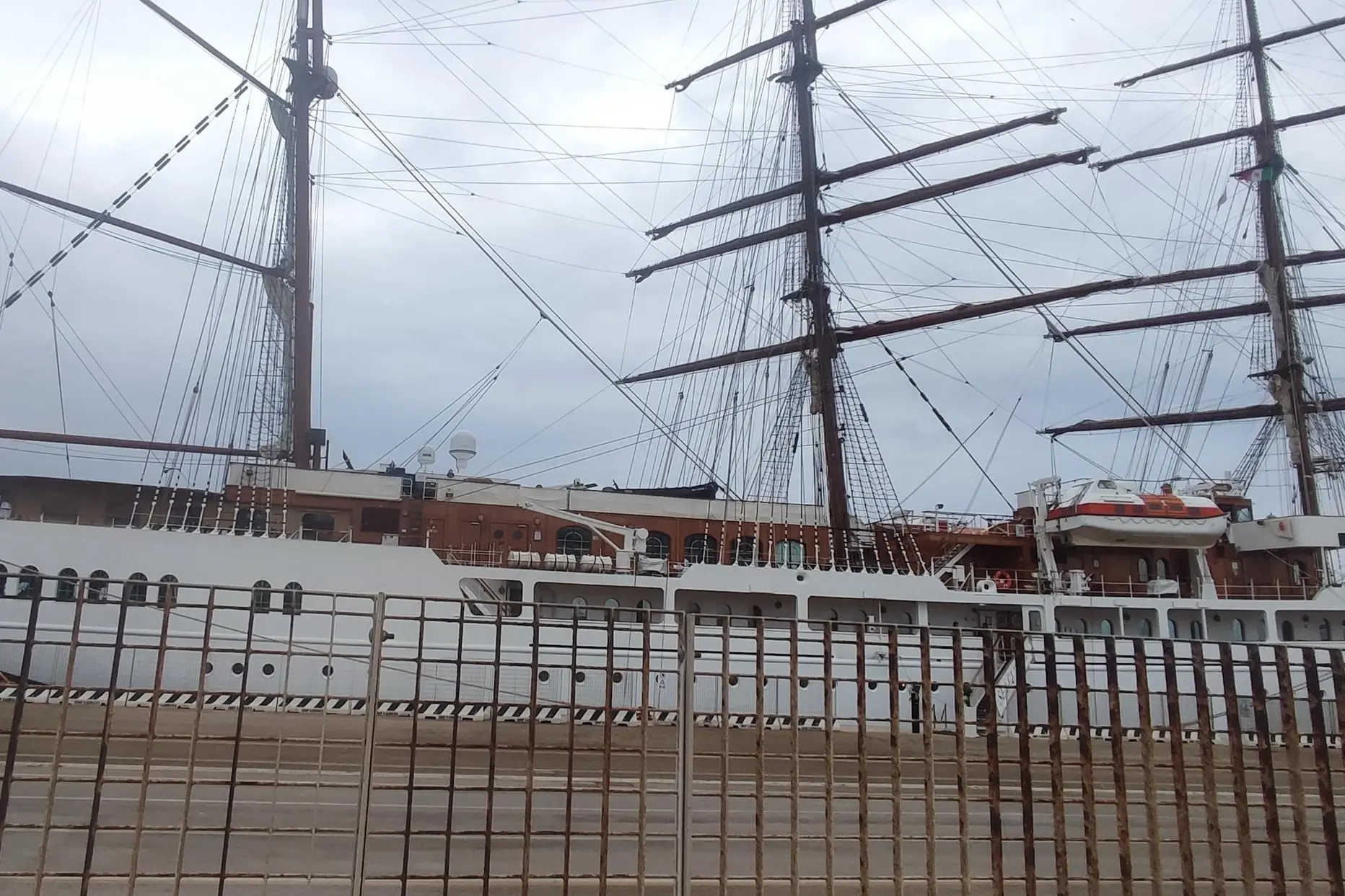 La Sea Cloud II in un molo di Porto Torres (foto Tellini)
