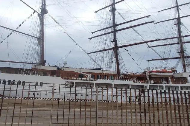 La Sea Cloud II in un molo di Porto Torres (foto Tellini)