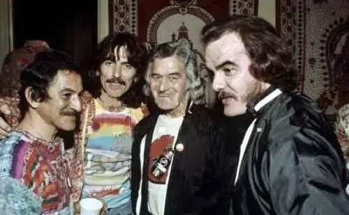Emil Richards (primo a sinistra) suonò nella band dell'ex Beatle (secondo da sinistra) George Harrison (Foto L. Almiento)