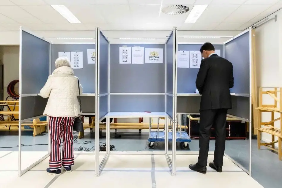Un seggio in Olanda (a destra il premier Mark Rutte) - Ansa