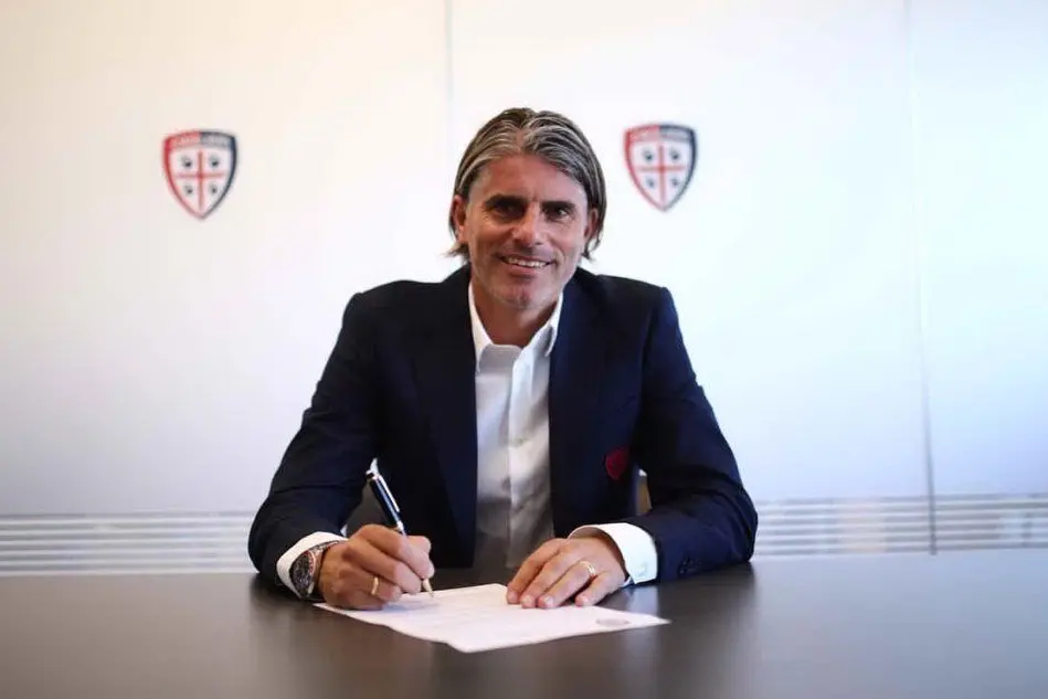 Lopez firma il contratto (Cagliari Twitter)