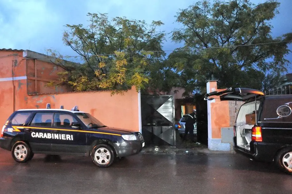 I carabinieri di fronte alla casa dove sono stati trovati i corpi di mamma e figlio (Angelo Cucca)
