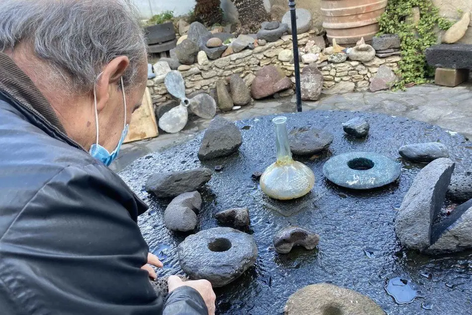 Elvio Sulas mostra le pietre trapanate (foto Raggio)