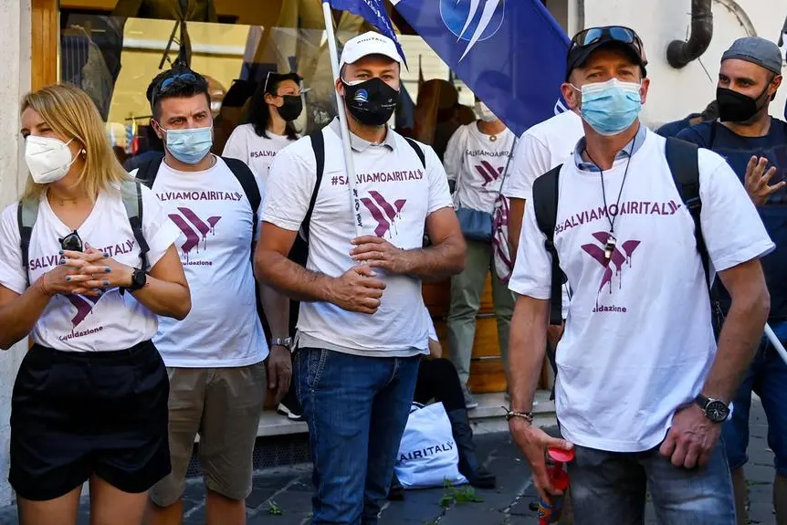 La manifestazione dei lavoratori Air Italy in piazza Montecitorio (Ansa)
