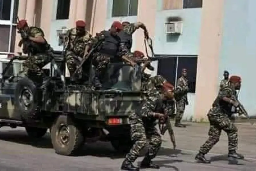 Militari per le strade di Conakry, capitale della Guinea (Ansa)