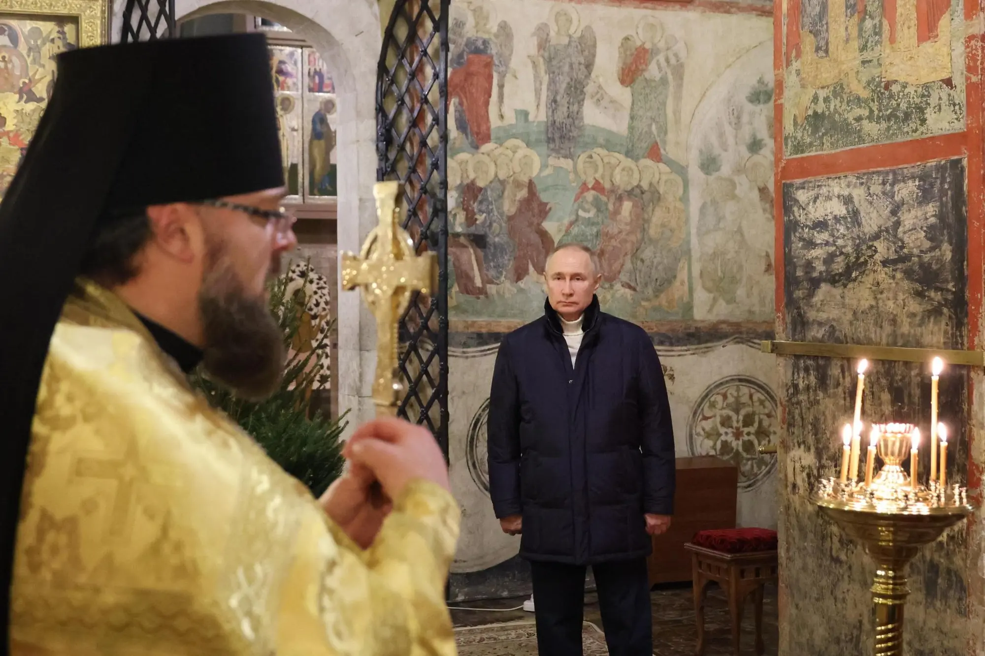 Putin alla messa di Natale (Ansa)
