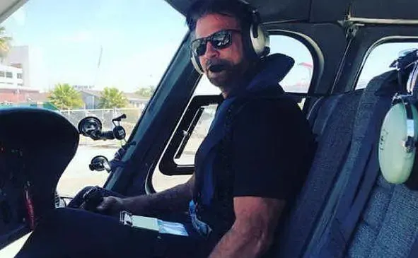 Alla guida di un elicottero (da Instagram)