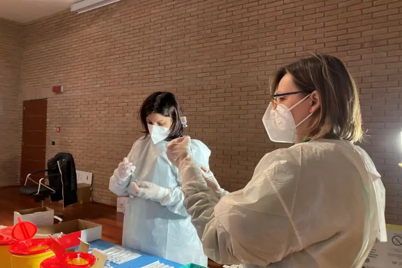Vaccini nell'hub di Porto Torres (foto M. Pala)