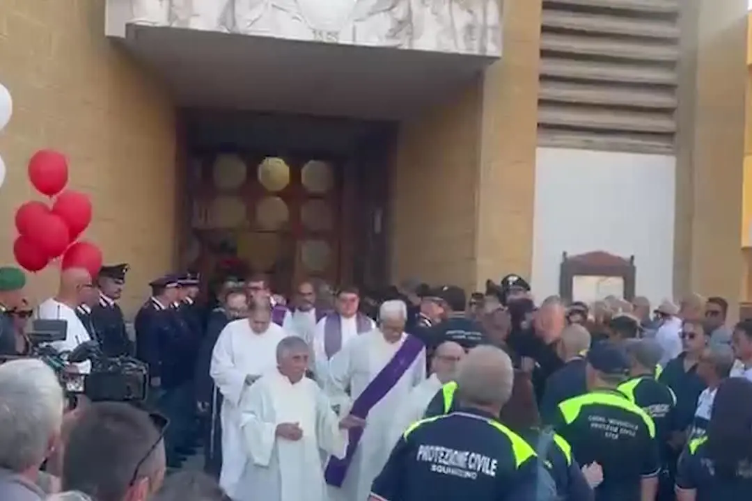 Funerali Lorena, la bara bianca lascia la chiesa tra palloncini rossi e applausi