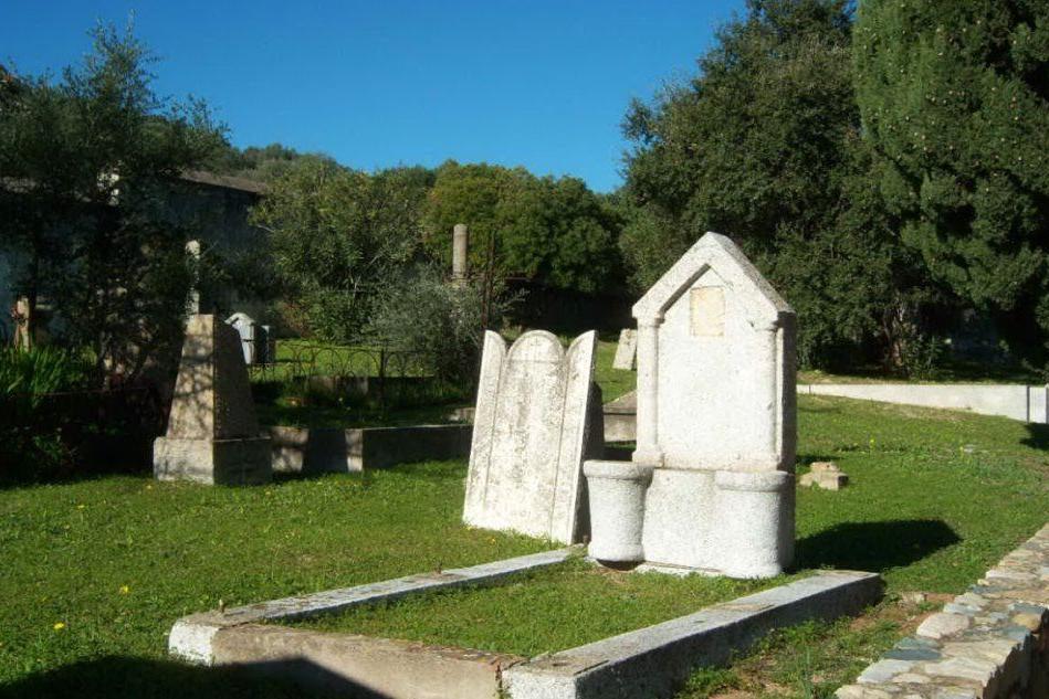La parte vecchia del cimitero di Castiadas (foto Raffaele Serreli)