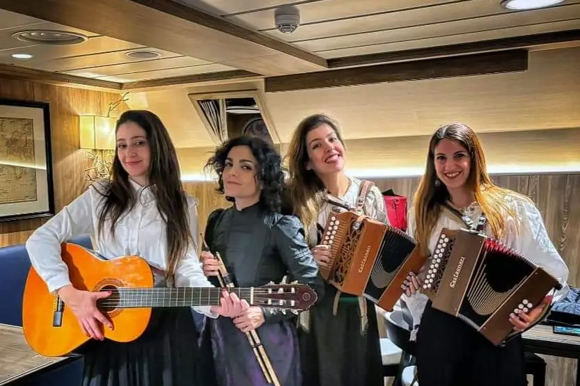 Le ragazze de su Cunzertu Antigu: da sinistra Federica Olla, Federica Lecca, Myriam Costeri e Fabiana Contini (foto concessa)