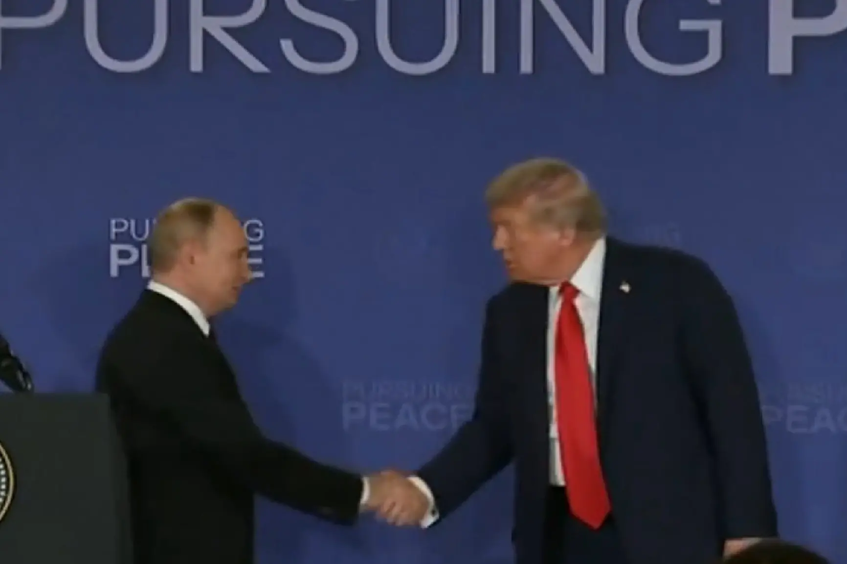 La stretta di mano fra Putin e Trump alla fine della conferenza stampa