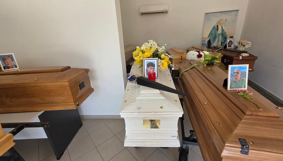 Dieci bare in attesa di una sepoltura