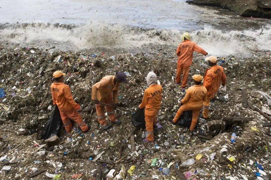 Paradiso di plastica: la spiaggia di Santo Domingo invasa dai rifiuti