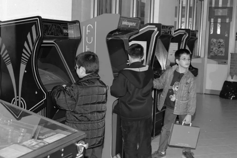 Bambini all'opera sui vecchi cabinati\u00A0(foto archivio L'Unione Sarda)