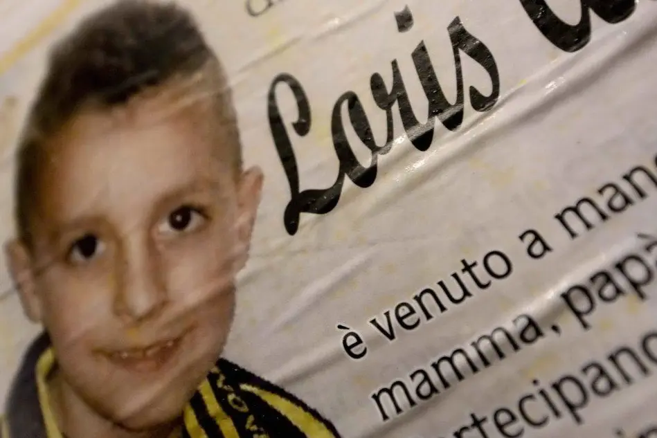 Il manifesto funebre di Loris Stival (Ansa)