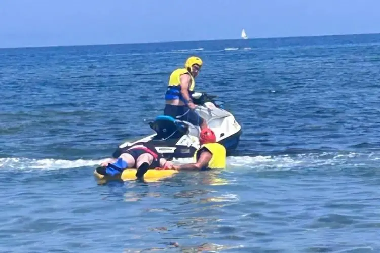 L'intervento a Punta Perruledda dei volontari del soccorso marittimo della Protezione civile