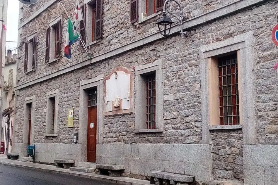 Il municipio di Benetutti (foto Tellini)