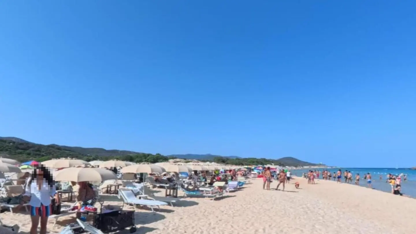 Spiagge di Chia con bagnanti e chioschi, con attenzione alla pulizia e alla tutela ambientale