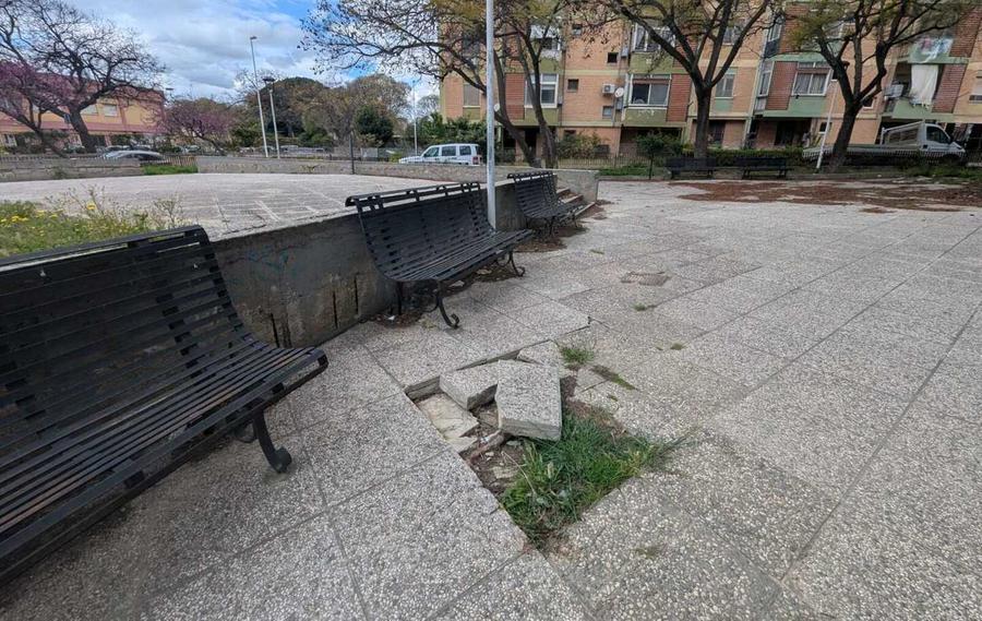 Giardinetti di via Quirra tra vandali e incuria: «Qui regna il degrado»
