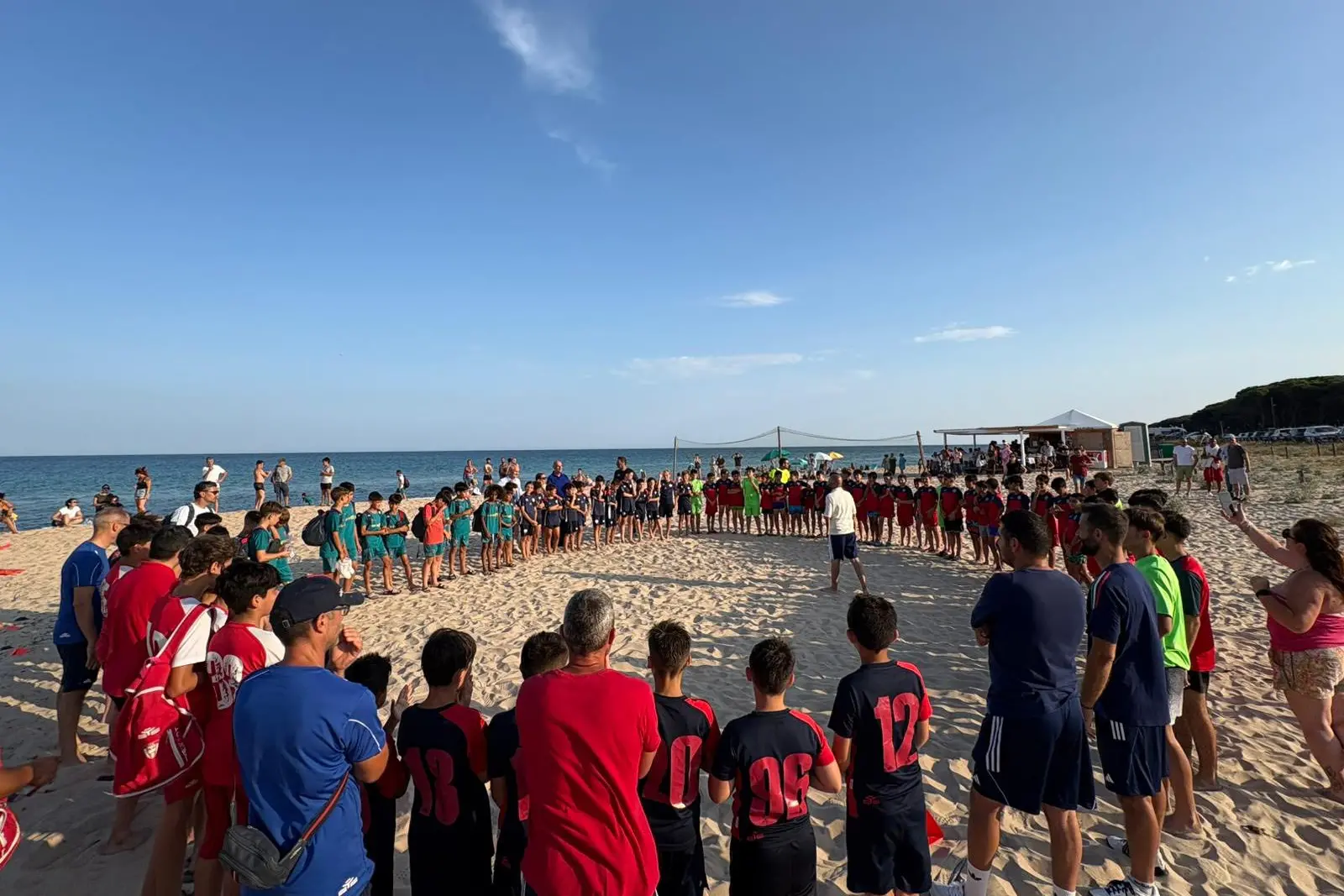 I giovani calciatori sulla spiaggia di Campu Matta
