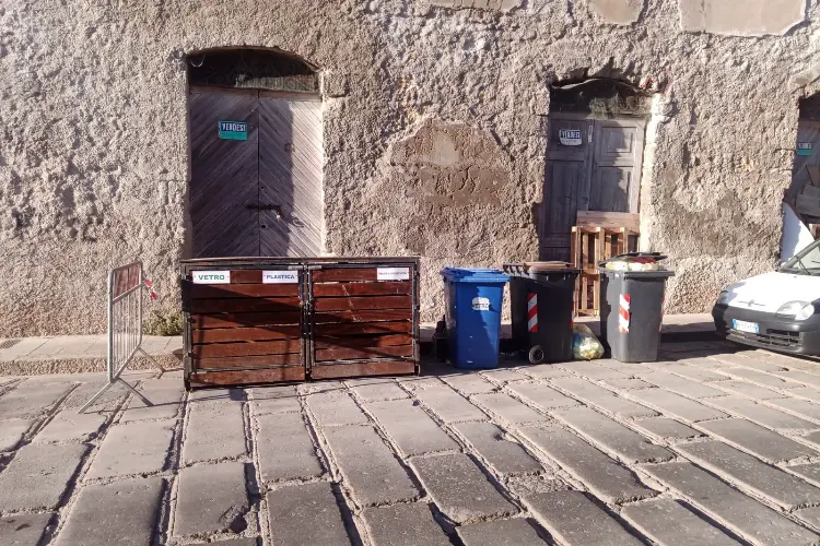 Ecobox e bidoni in via Bruno a Porto Torres (foto Pala)