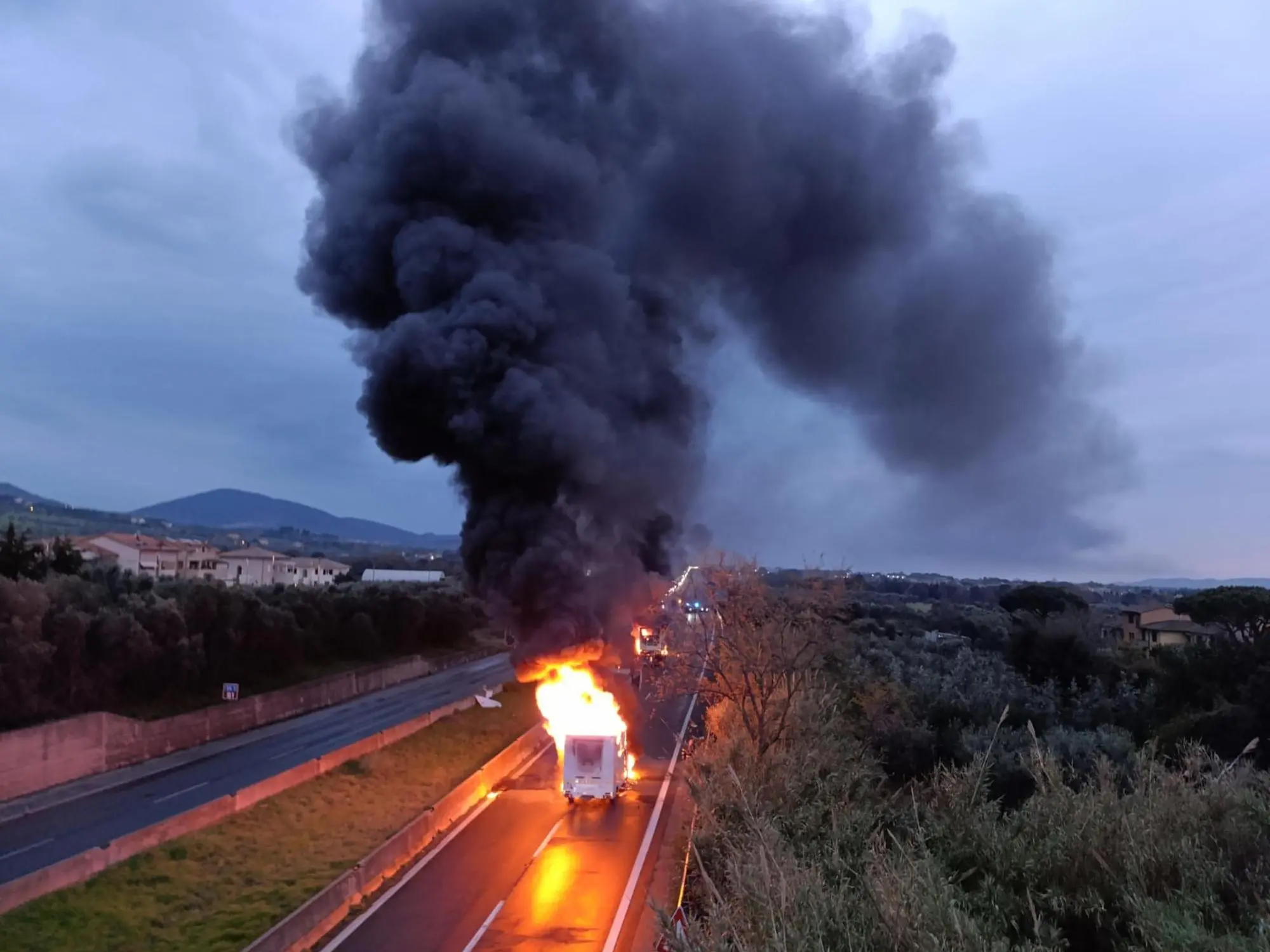 Assalto a un furgone portavalori lungo la variante Aurelia, in carreggiata sud, poco dopo l'uscita di San Vincenzo (Livorno), 28 marzo 2025. Sul posto stanno intervenendo forze dell'ordine e ambulanze. Il traffico è bloccato e ci sarebbe almeno un mezzo a fuoco che ha provocato una densa colonna di fumo visibile a distanza. ANSA/PAOLO BARLETTANI