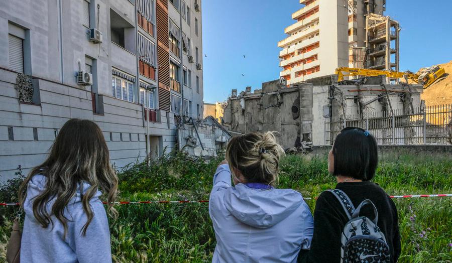 Crolla la Vela rossa a Scampia, tragedia sfiorata