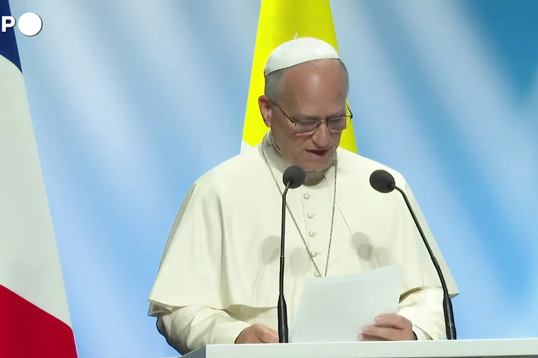 A Metz il Papa con Macron: “Sempre più barbare le relazioni umane e tra gli Stati”