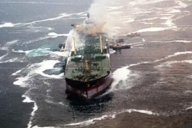 La Moby Prince in fiamme (Ansa)