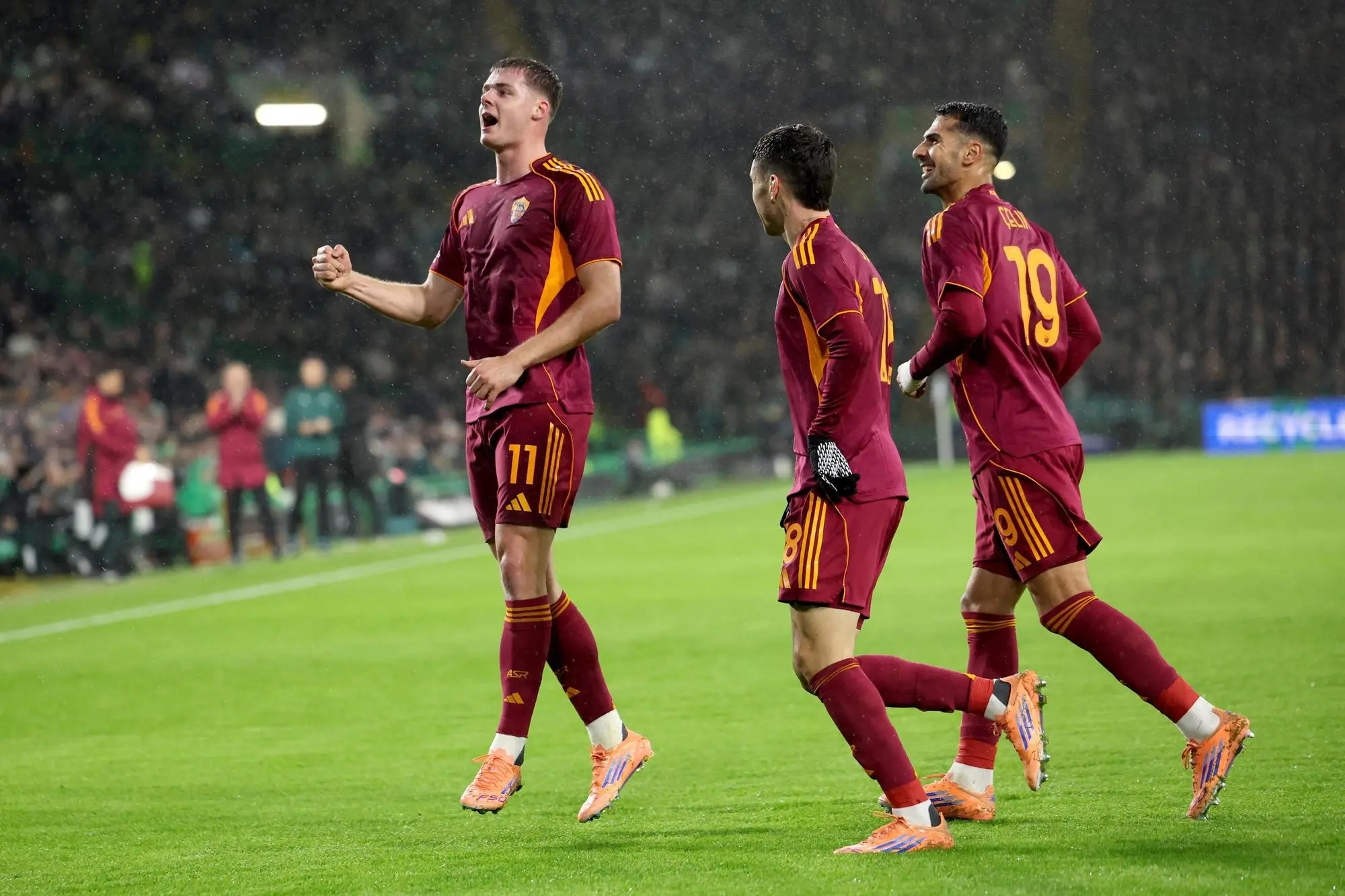epa12586245 Evan Ferguson (L) of Roma celebrates with temmates after scoring his team's second goal during the UEFA Europa League league phase match between Celtic FC and AS Roma, in Glasgow, Scotland, 11 December 2025. EPA/ROBERT PERRY