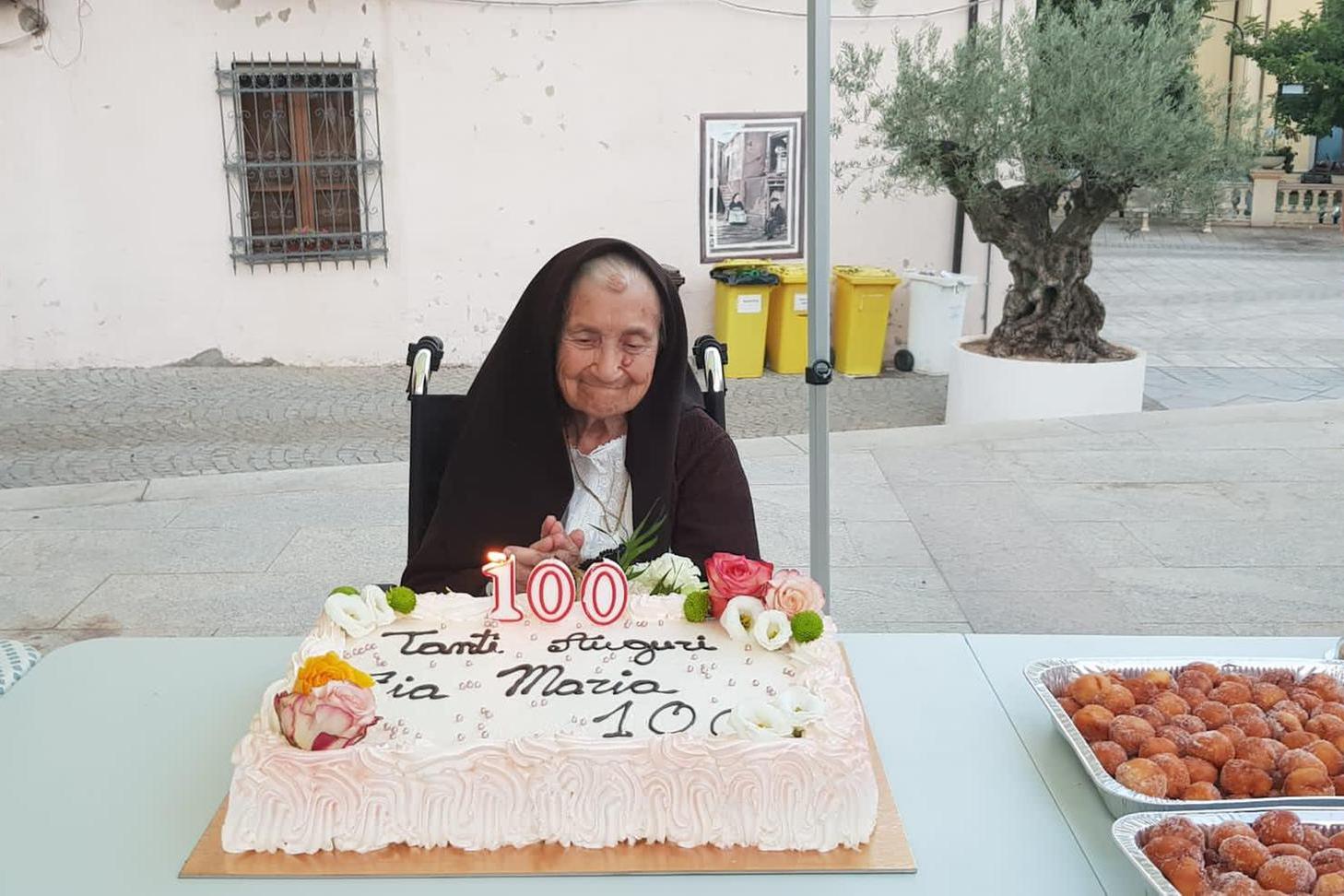 Maria Mulas con la grande torta (foto Melis)