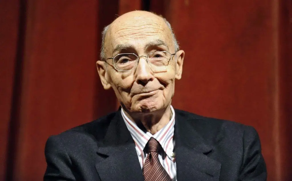 Portoghese, è stato scrittore, poeta, drammaturgo, giornalista e critico letterario