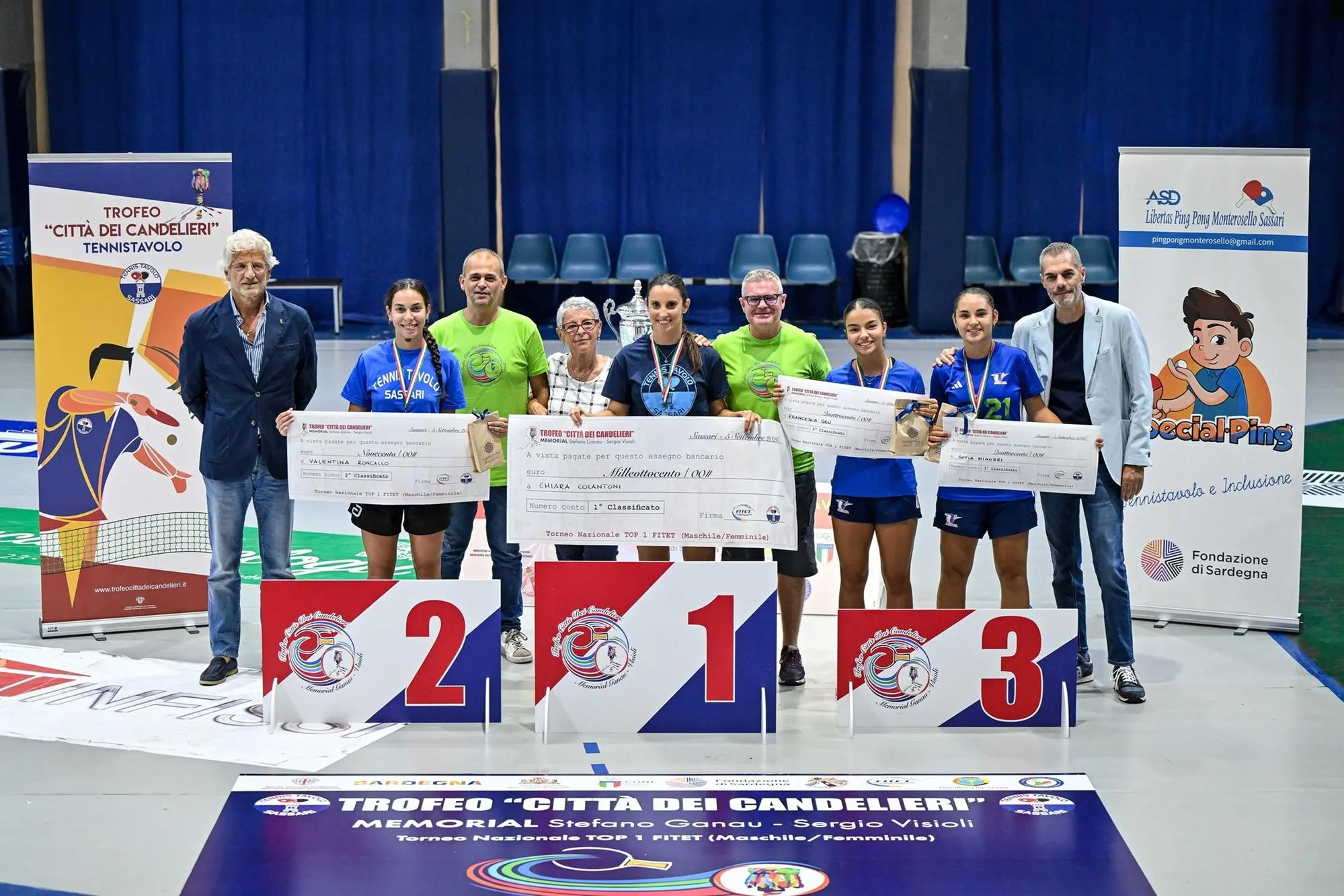 Il podio del Trofeo dei Candelieri, al centro Chiara Colantoni vincitrice del tabellone femminile (Foto Luigi Canu)