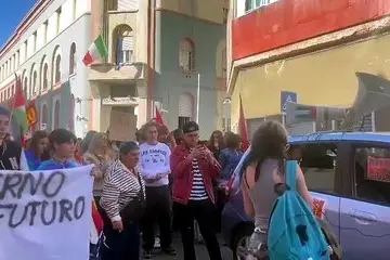 Disoccupazione e fuga dei giovani: Nuoro, i manifestanti leggono i dati al Prefetto