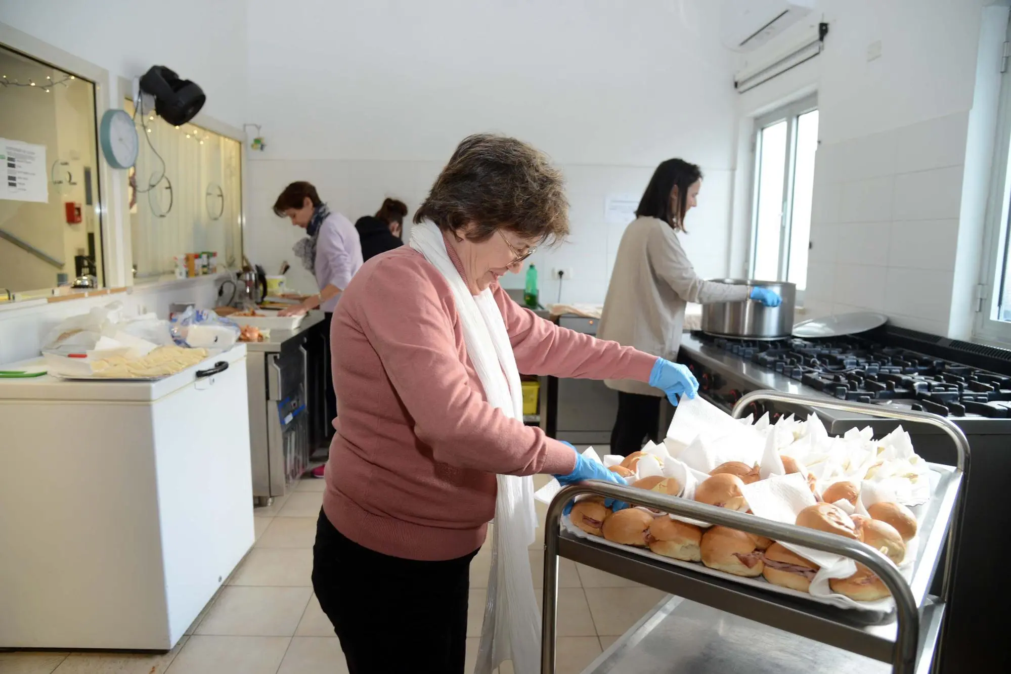 Olbia. 16-12-2023. I preparativi della merenda nlla mensa di via Canova. Foto Antonio Satta.