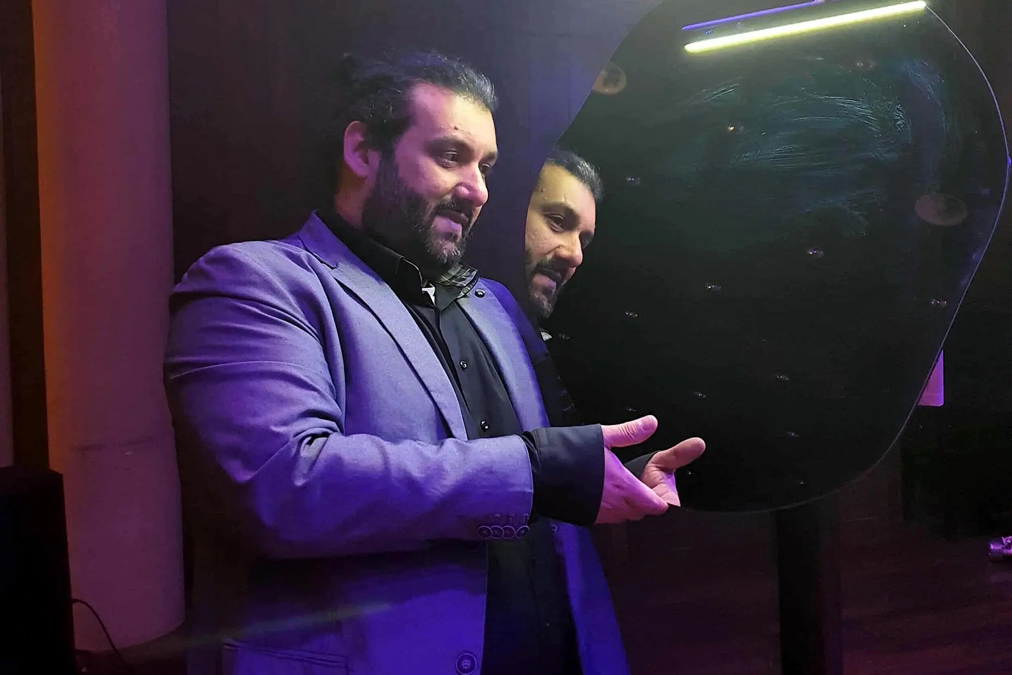 Emanuele Sara con la sua installazione (foto ufficio stampa)