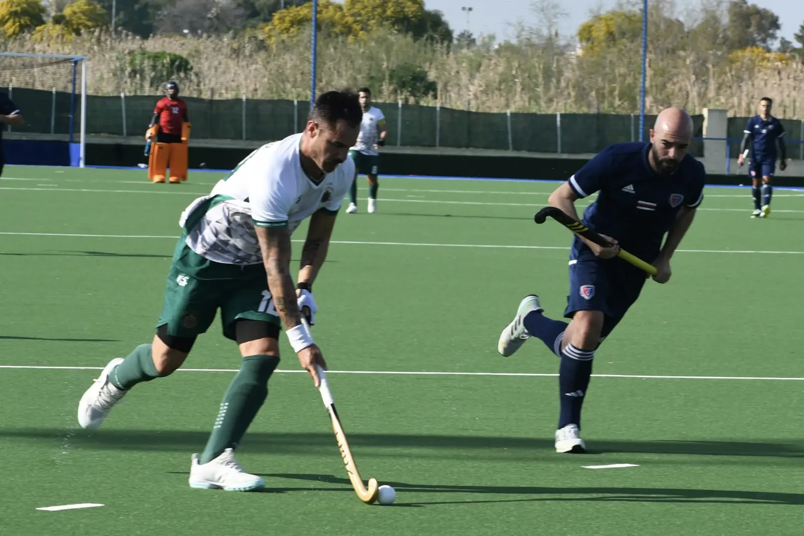 Leandro Ojeda (Amsicora) e Daniele Lorrai (Ferrini) in azione nel derby di sabato scorso (Foto Giuseppe Meloni)