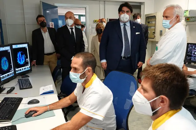L'inaugurazione dei tomografi stamani al "Brotzu" (Foto Regione Sardegna)