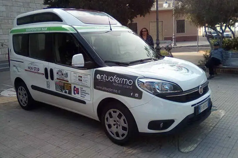 Il Doblò-taxi per gli anziani di Monserrato (Foto L'Unione Sarda)