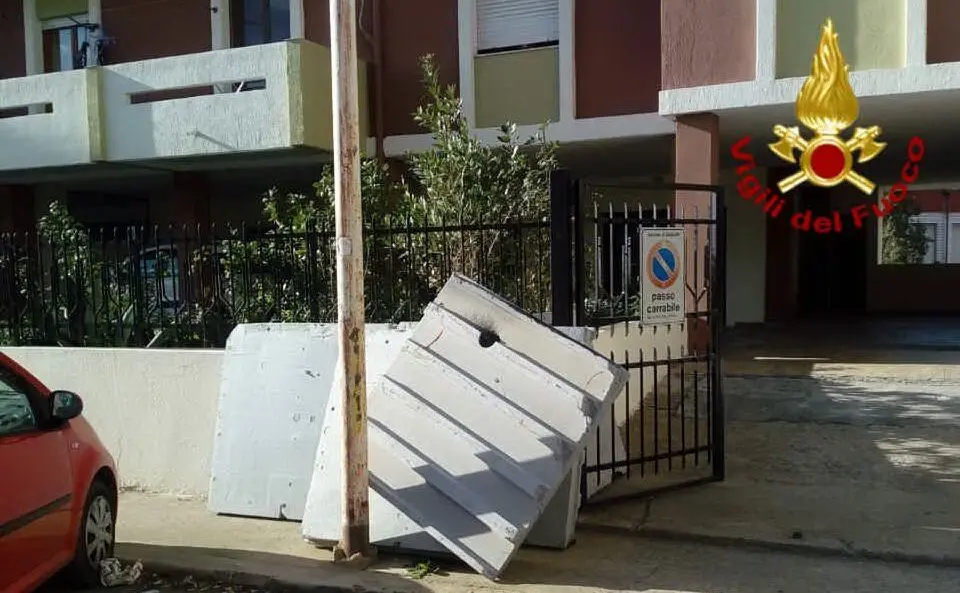 I pannelli caduti dal palazzo in via Premuda